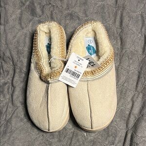 Cozy Cream Slippers with Faux Fur Lining